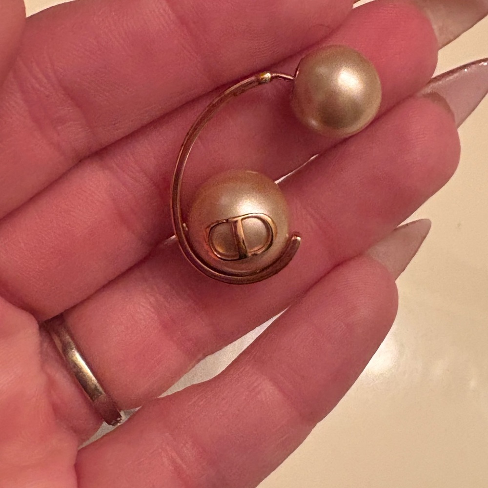Dior rose Gold Earrings with pearl Design - Picture 6 of 8